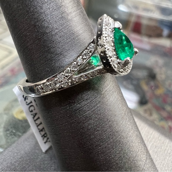 14k White Gold Diamond & Emerald Ring - Picture 7 of 7